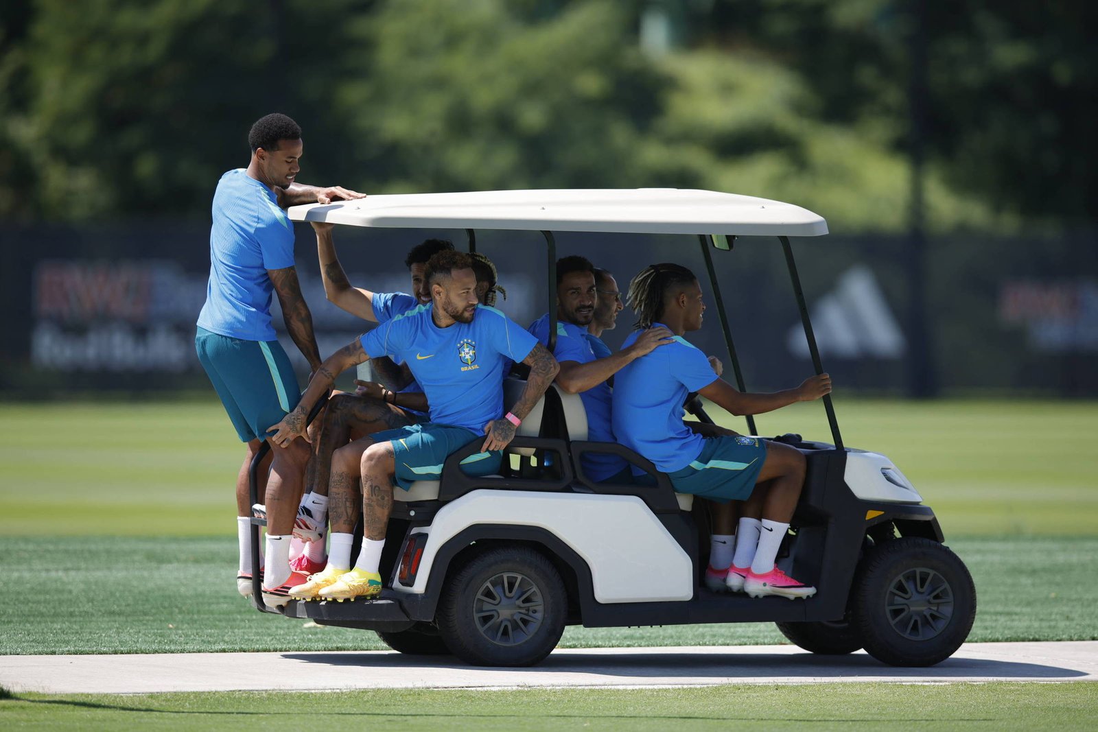 Seleção brasileira finaliza preparação sob calor intenso para enfrentar a Noruega