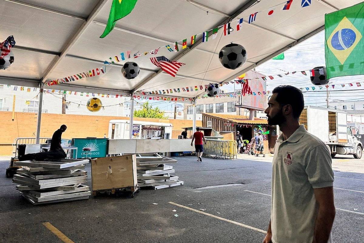 Bairro imigrante 'respira' na Copa após cerco de Trump