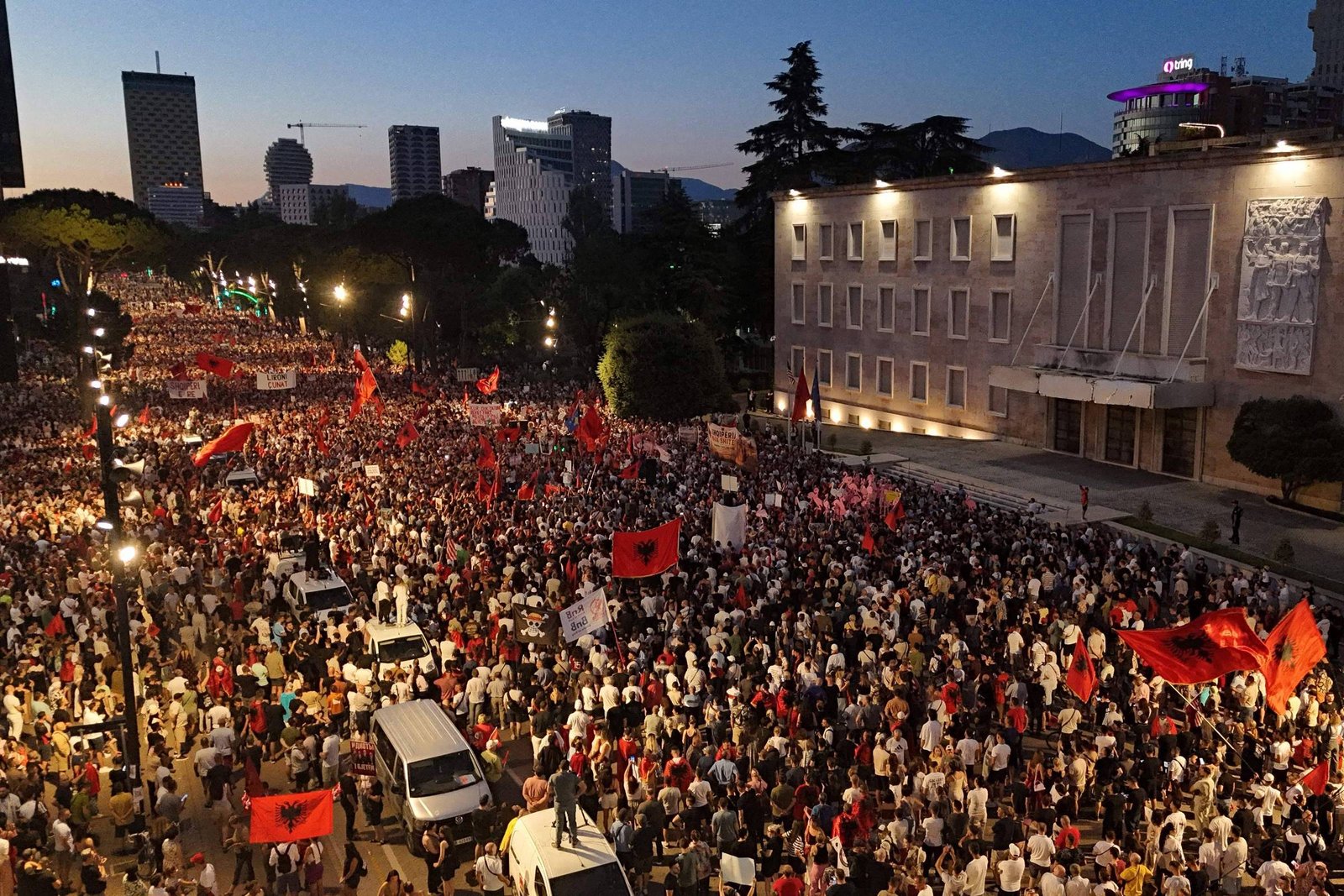 Protestos em Tirana contra projeto turístico da família Trump mobilizam milhares