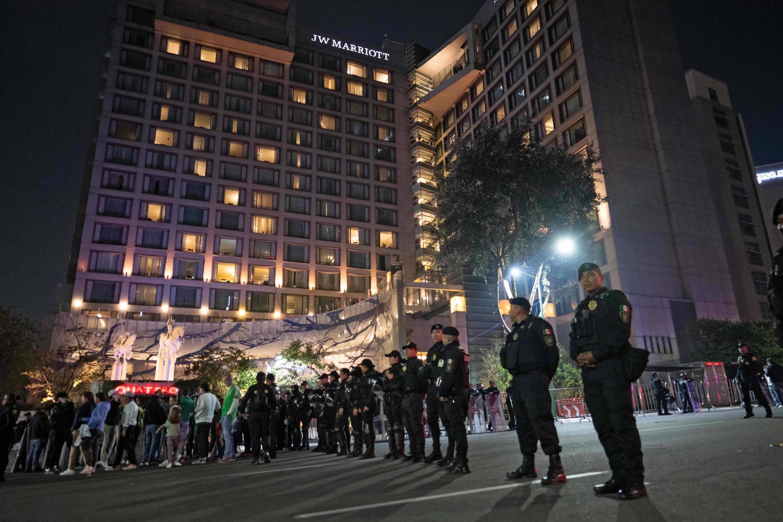 Torcida mexicana faz barulho e solta fogos em frente ao hotel da seleção inglesa