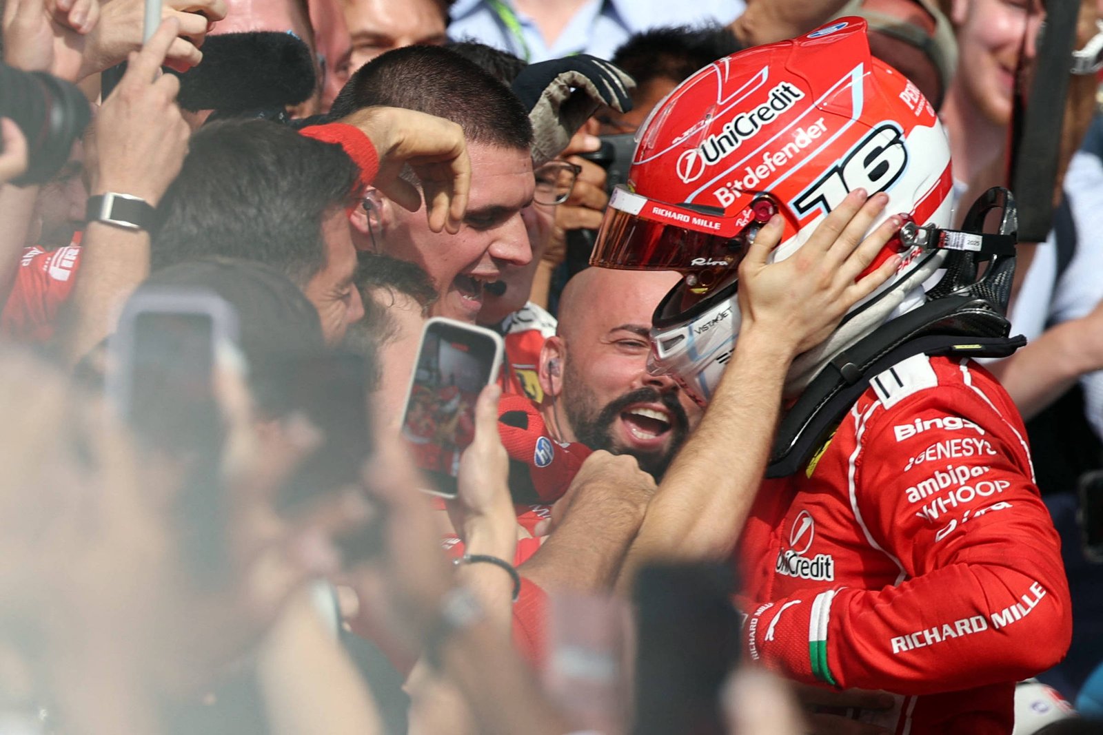 Charles Leclerc conquista vitória no GP de Silverstone, enquanto Bortoleto marca seu melhor resultado