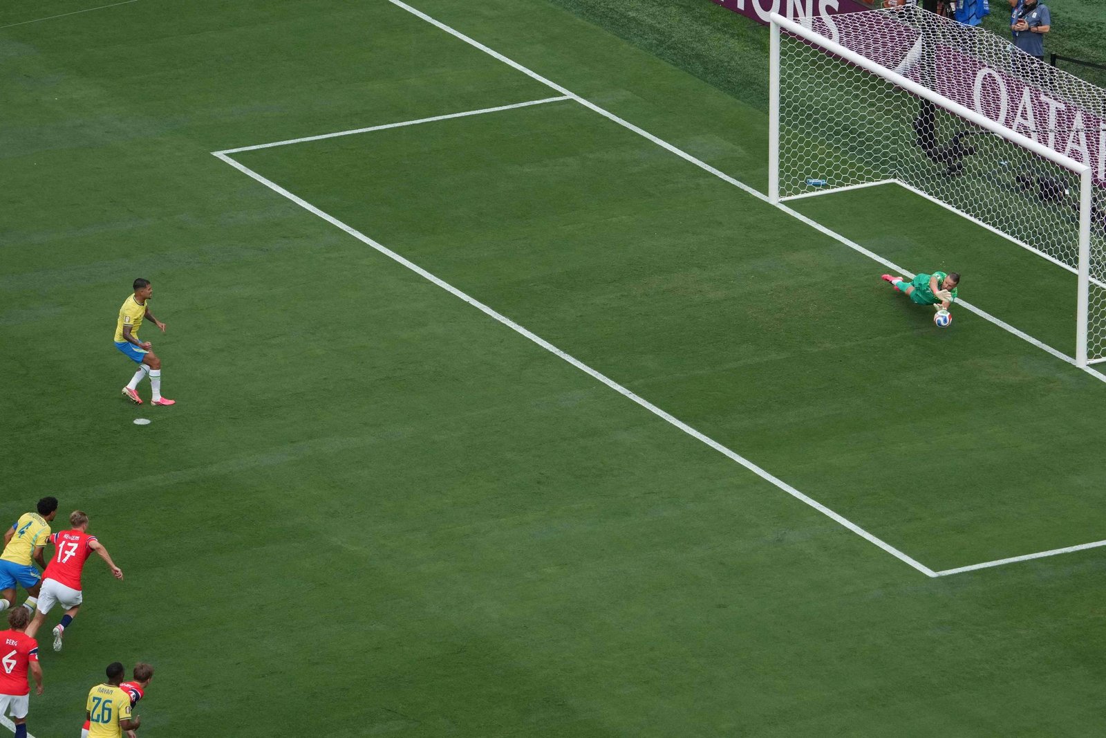 Bruno Guimarães se torna o primeiro brasileiro a perder pênalti em Copas desde Zico