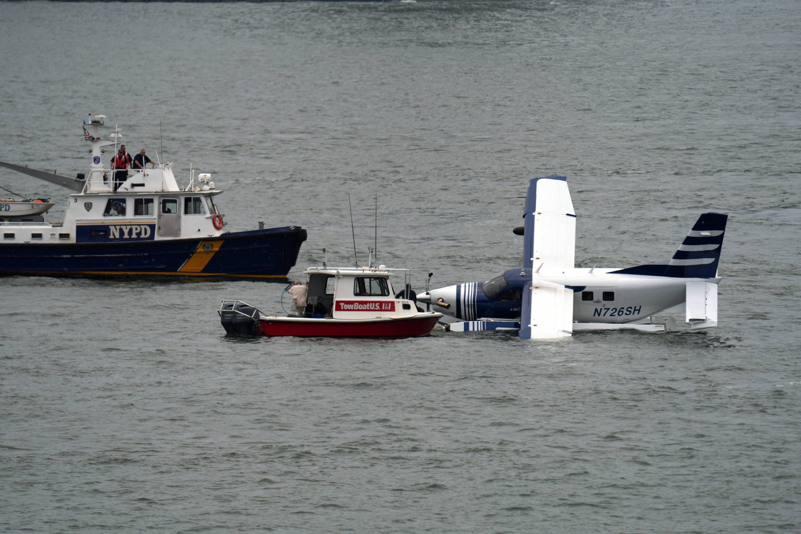 Hidroavião cai no rio East em Nova York após ser atingido por onda durante pouso