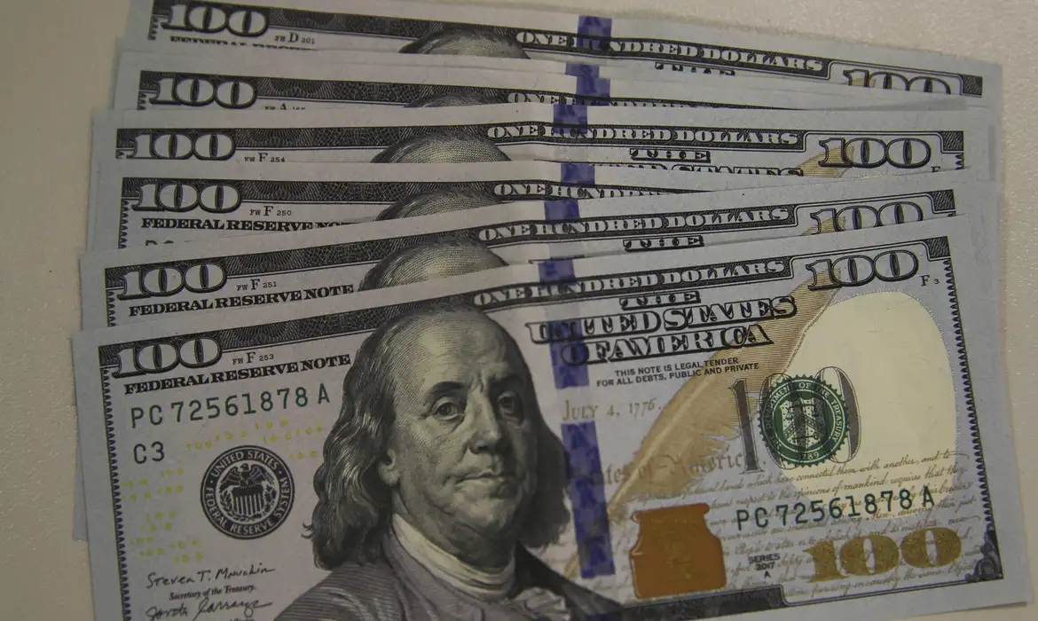 Dólar recua para R$ 5,13 enquanto bolsa enfrenta queda em dia de ajustes