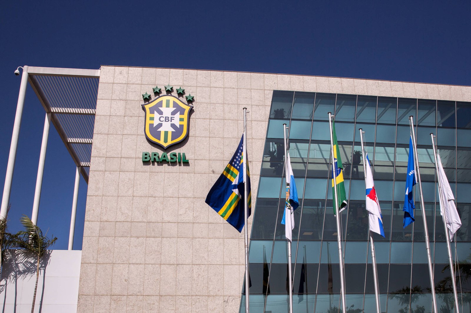 Torcedores se manifestam em frente à CBF após eliminação do Brasil na Copa