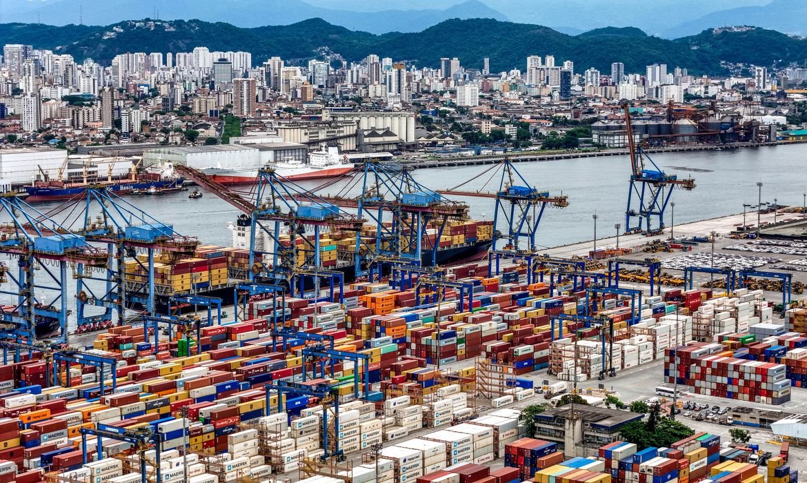 Brasil avança nas negociações com os EUA, mas mantém etanol fora da pauta