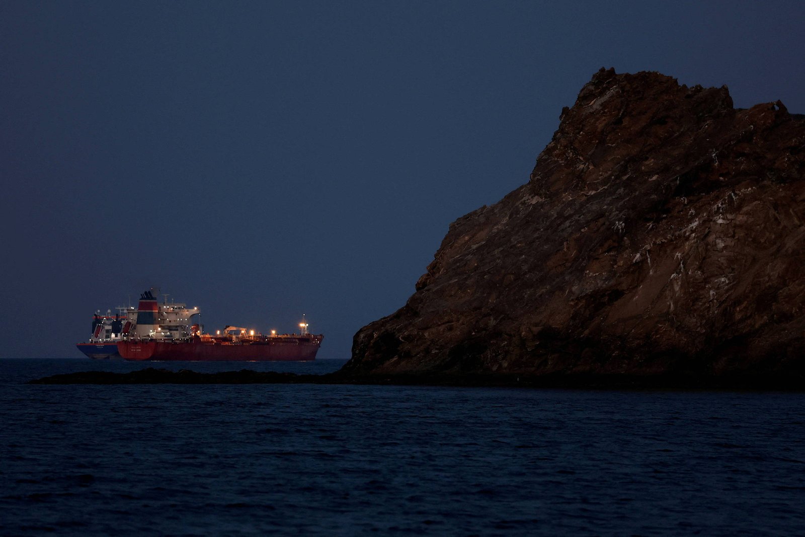 Preço do petróleo atinge patamar pré-guerra após novos ataques em Hormuz