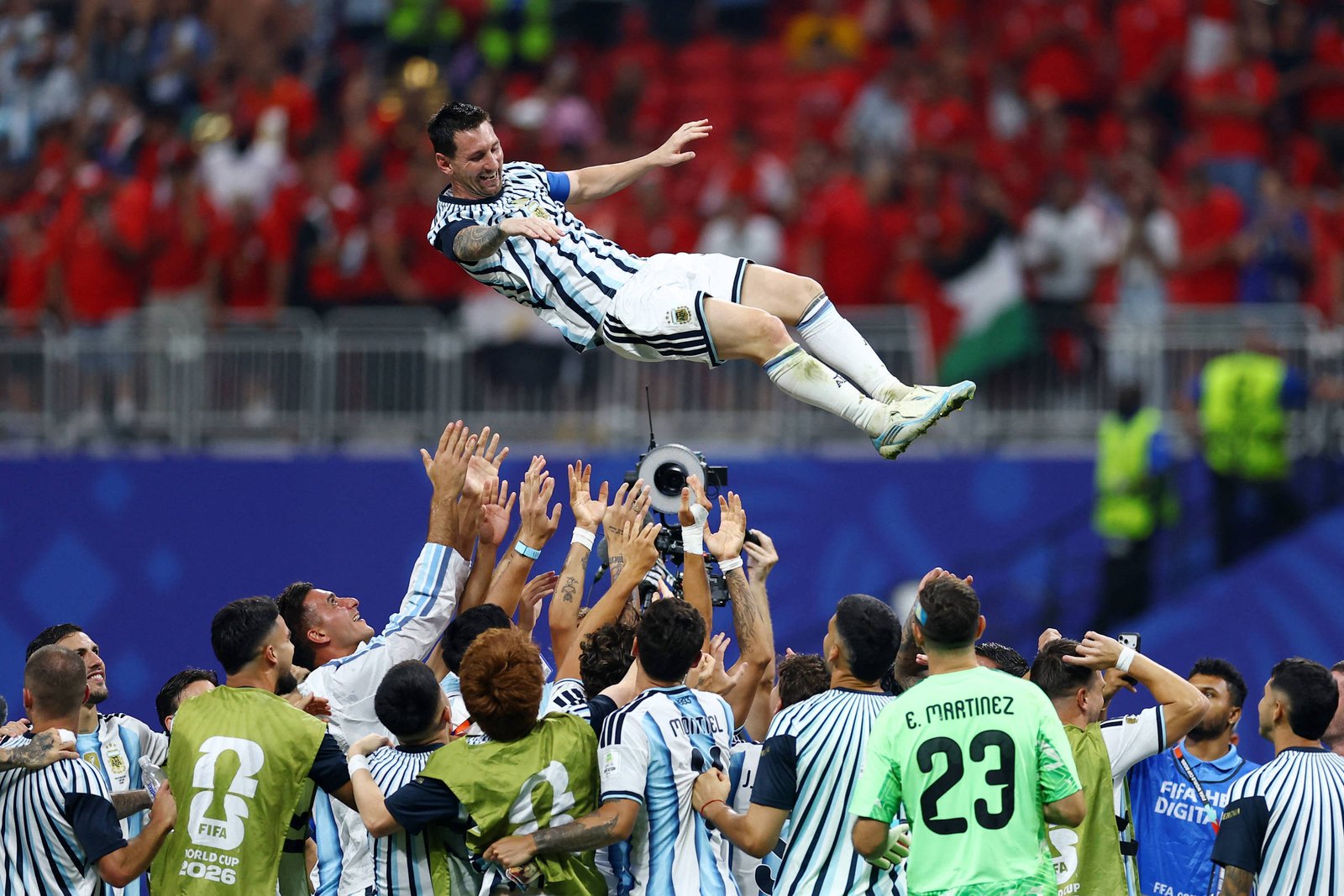 Messi brilha e leva Argentina à classificação dramática na Copa; Suíça retorna às quartas após 72 anos