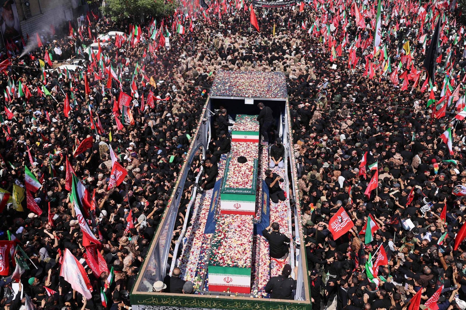 Multidão se despede de Khamenei em Teerã clamando por vingança