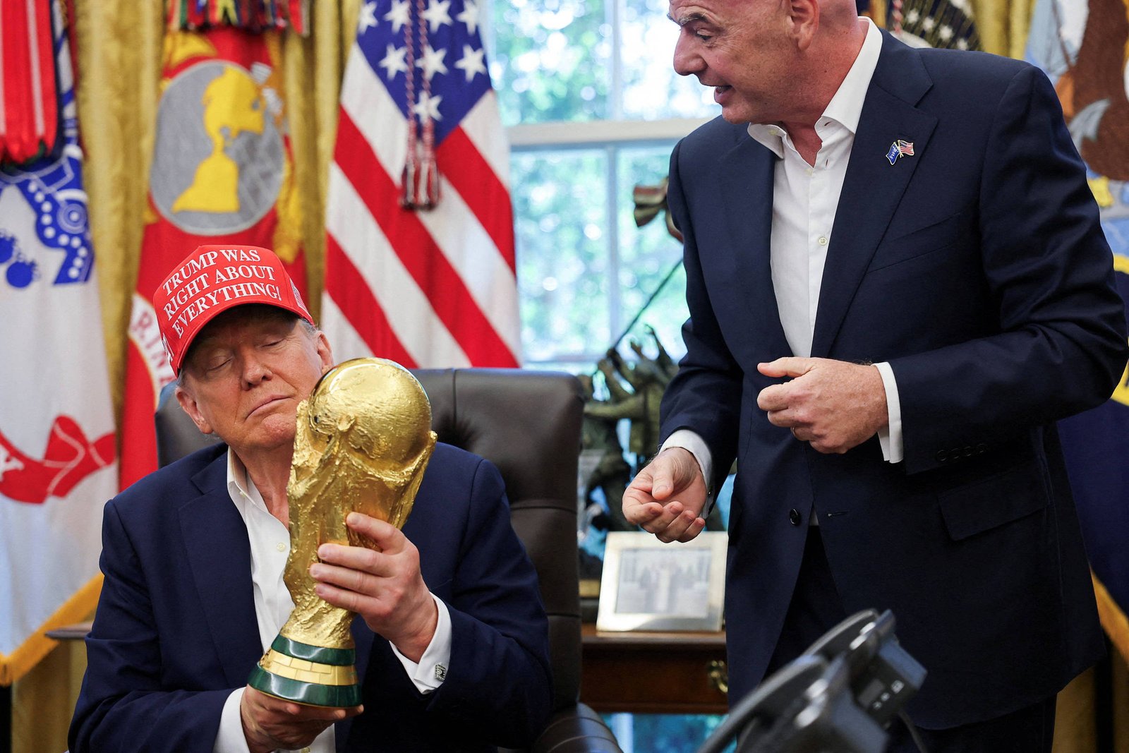 Grupo de direitos humanos denuncia Infantino ao COI por apoio a Trump