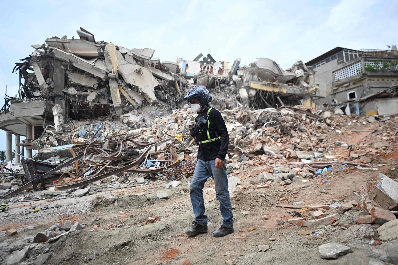 Sobrevivente de terremoto na Venezuela agradece socorrista que o resgatou após 30 horas sob escombros