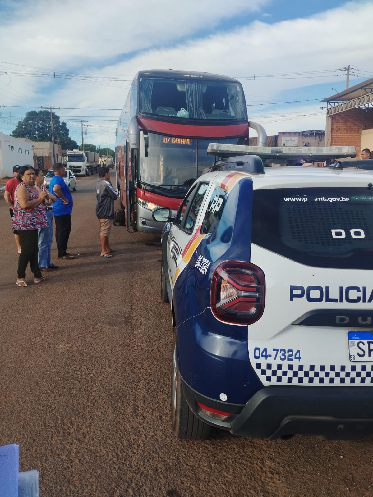 Homem em surto tenta atacar passageiro com faca em ônibus interestadual em Alto Garças