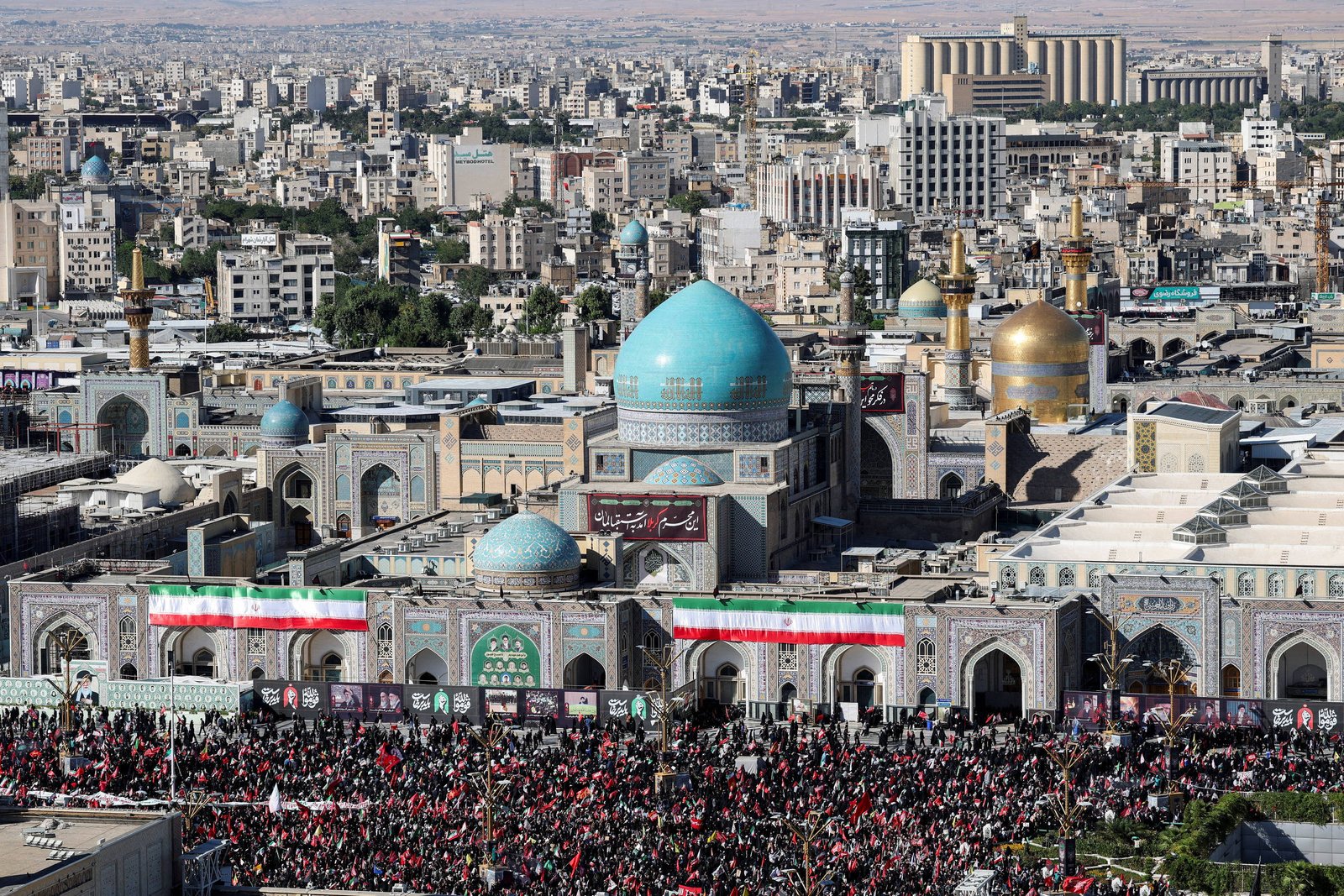Irã sepulta aiatolá Ali Khamenei após ataques dos EUA e Israel