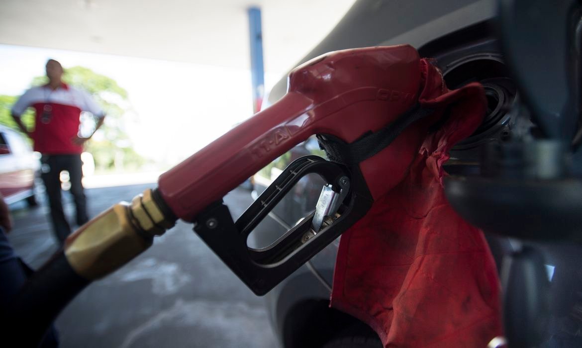 Governo prorroga desconto na gasolina diante da alta global do petróleo