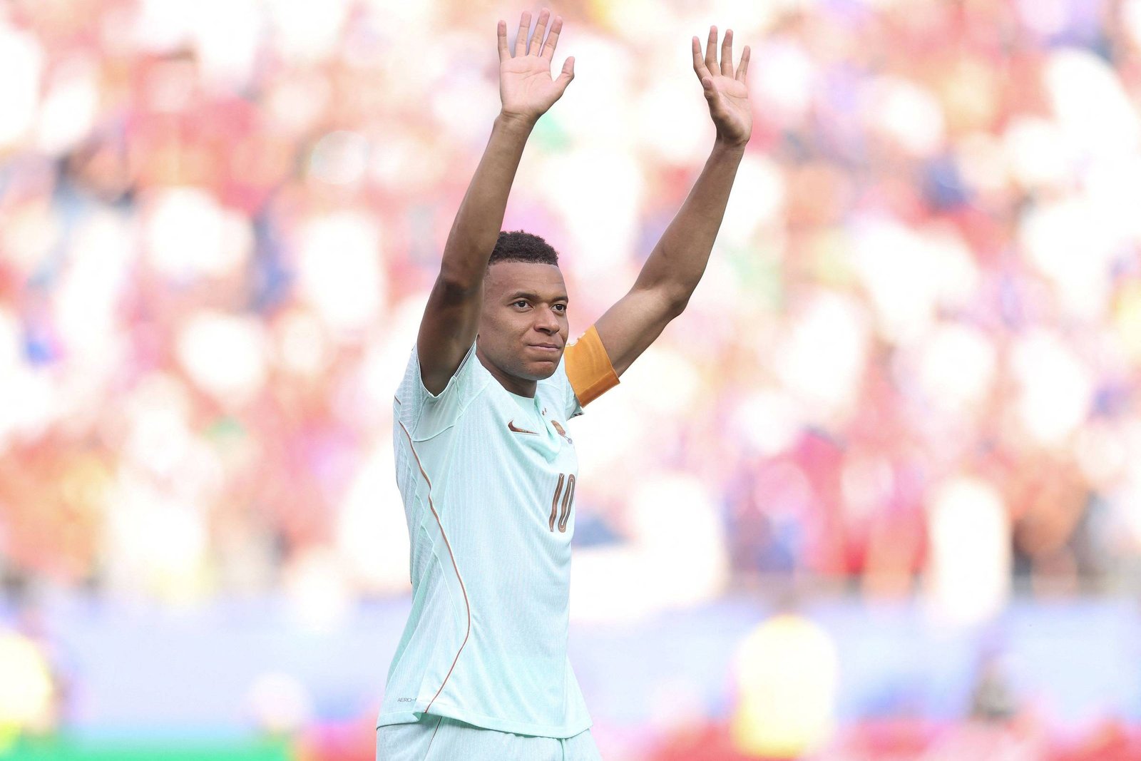 Mbappé tranquiliza torcida após saída do jogo e garante estar pronto para semifinais