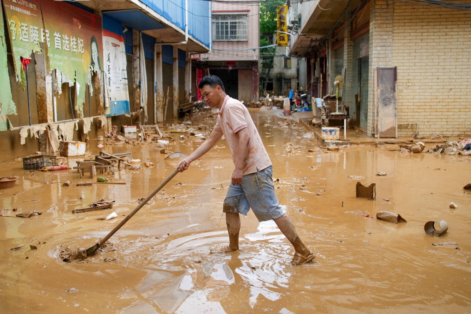 China se prepara para tufão Bavi enquanto resgata vítimas de tempestade anterior