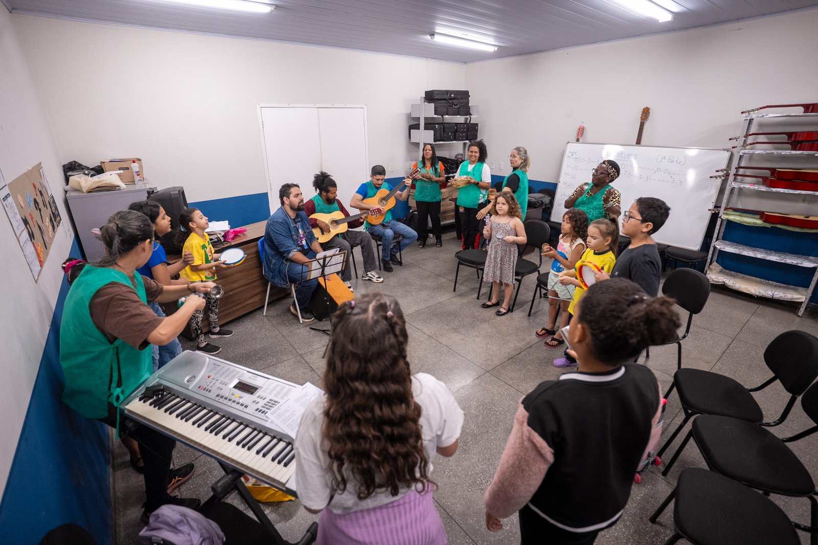 Colônia de férias da escola municipal de artes oferece diversão e aprendizado durante o recesso escolar