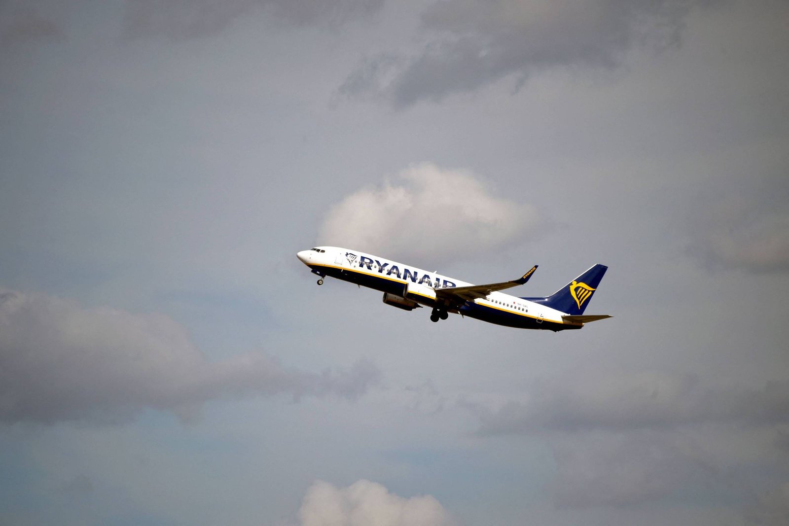 Passageiro é parcialmente sugado para fora de avião após janela quebrar em voo da Ryanair