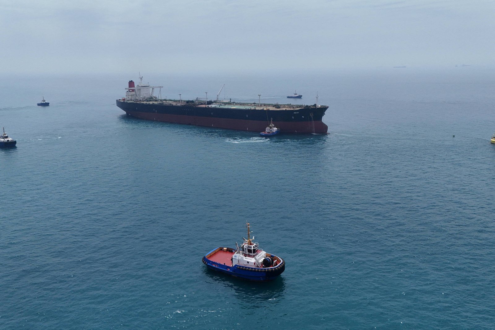 Irã fecha estreito de Hormuz e EUA intensificam ataques na região