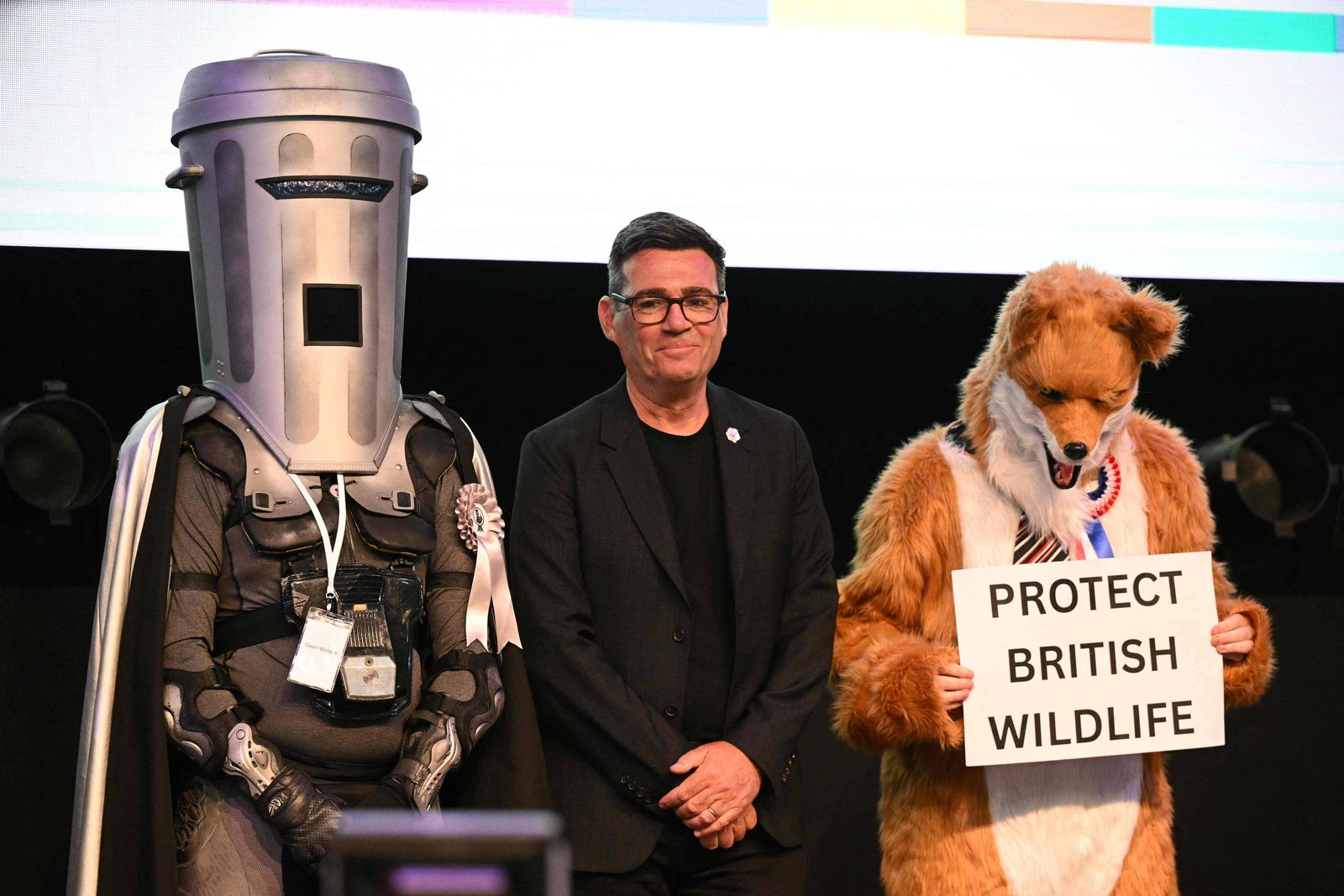 Líder da ultradireita britânica enfrenta candidato inusitado em eleição