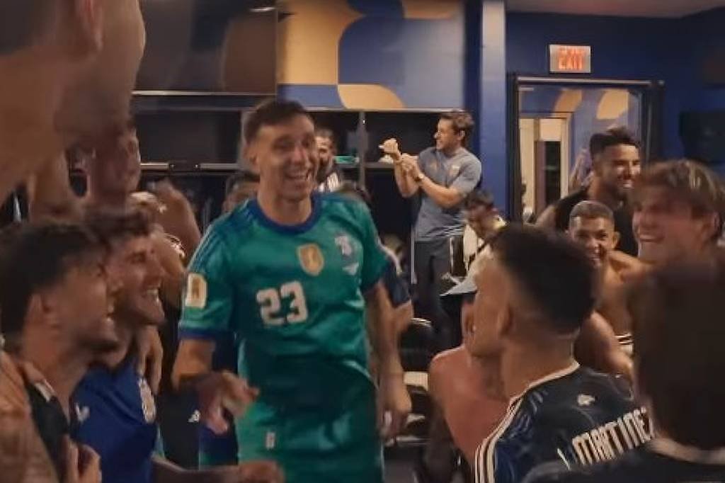Jogadores argentinos celebram vitória sobre a Inglaterra com festa no vestiário