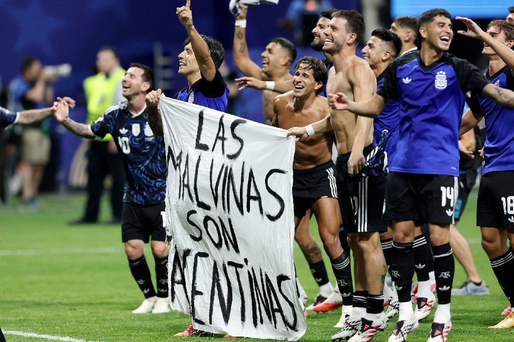 Protesto argentino nas Malvinas durante a Copa gera reações no Reino Unido e na Argentina