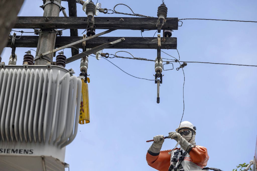 Enel realiza troca gratuita de lâmpadas antigas por LED em São Paulo