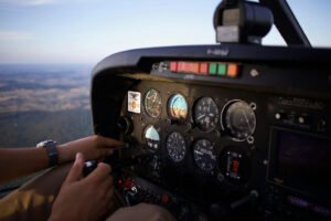 Banho de óleo em escolas de aviação: tradição que resultou em tragédia no Paraná