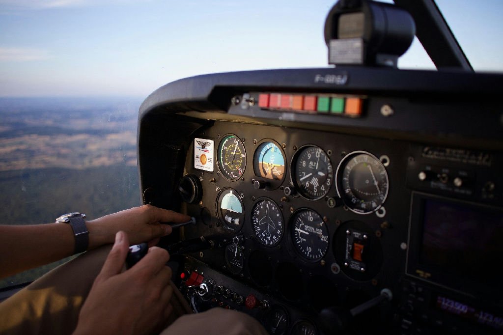 Banho de óleo em escolas de aviação: tradição que resultou em tragédia no Paraná