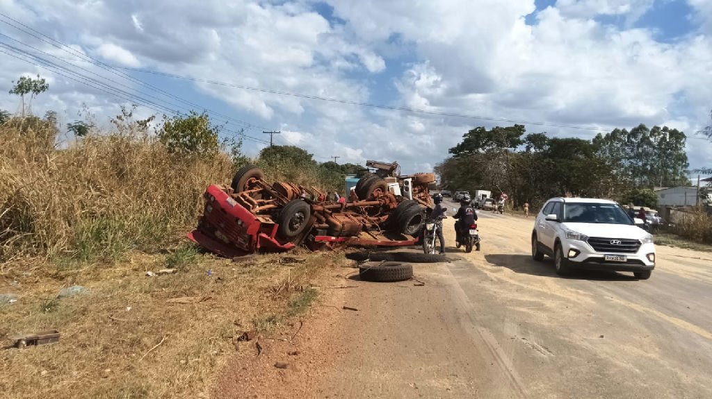 Tombamento de caminhão-guincho provoca acidente grave na Mt-130 em Rondonópolis