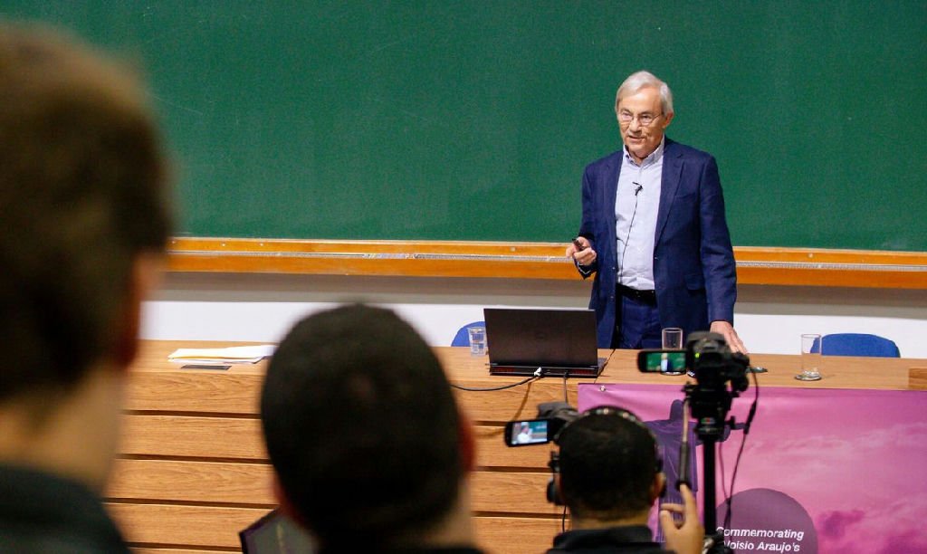 Nobel de economia afirma que impacto da IA no emprego é exagerado