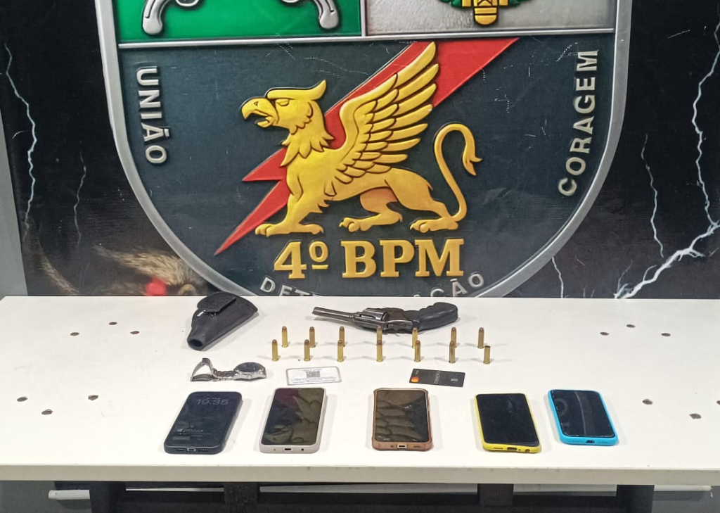 Homem é preso em Várzea Grande por golpes online com arma e celulares
