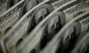 Dólar atinge R$ 5,11 enquanto bolsa se mantém estável em meio a tensões globais