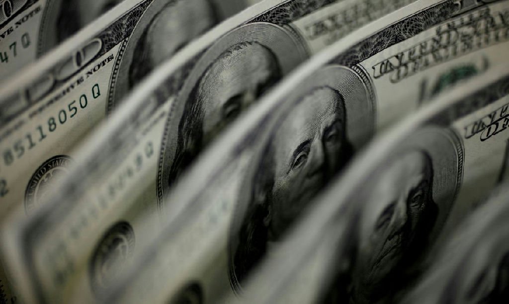 Dólar atinge R$ 5,11 enquanto bolsa se mantém estável em meio a tensões globais