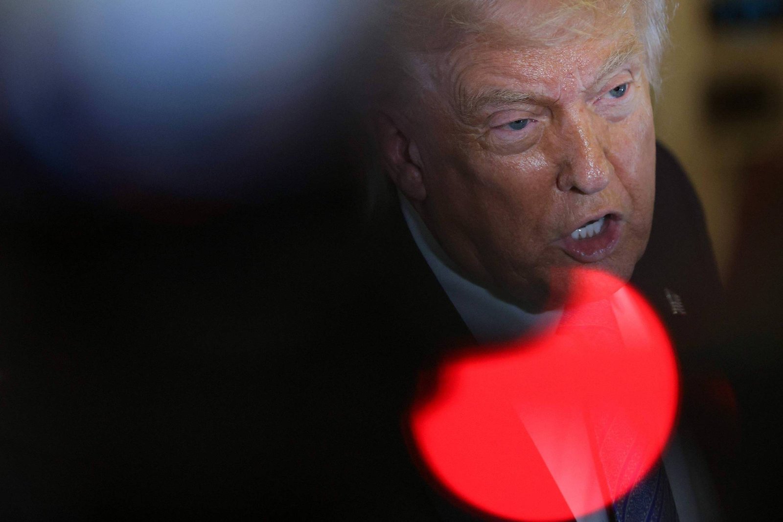 Trump revive acusações contra a China sem apresentar provas concretas de fraude eleitoral