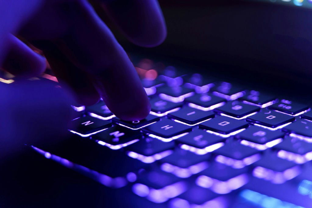 Pesquisa na França revela 15 mil sites falsos criados com inteligência artificial