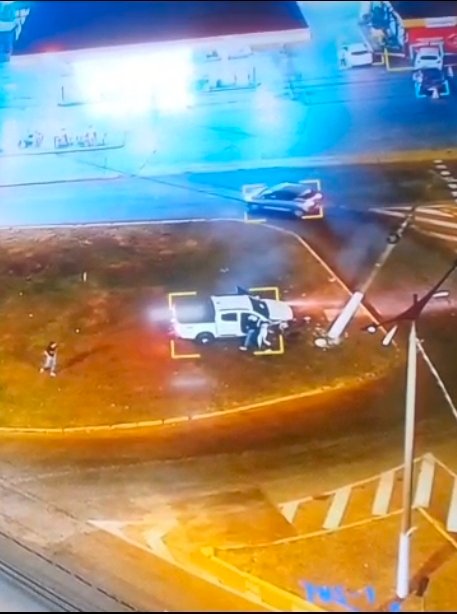 Caminhonete furtada colide com poste em Rondonópolis durante a madrugada