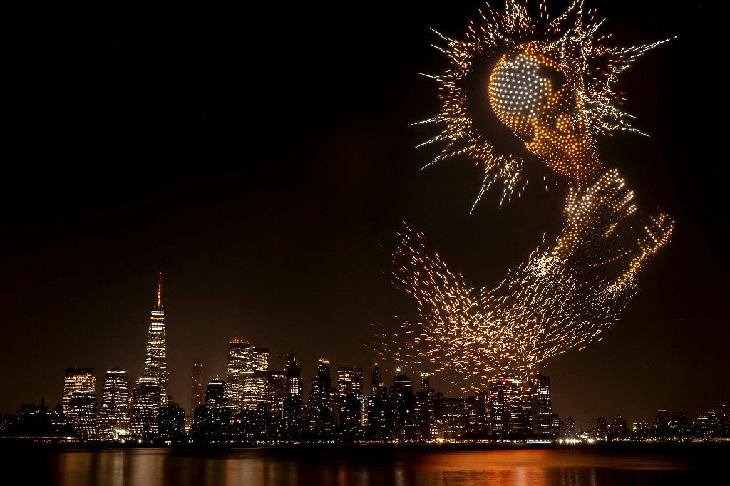 Show de drones ilumina Nova York com imagens da final da Copa do Mundo