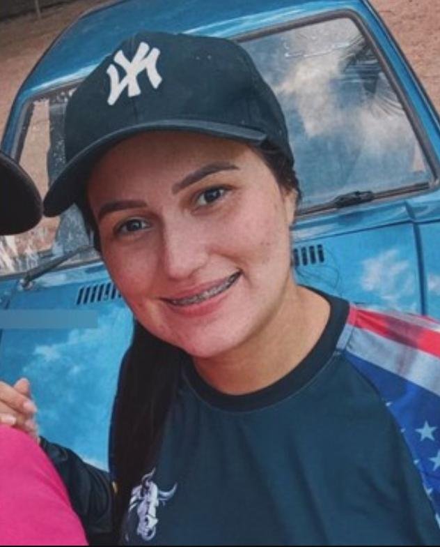 Grávida de oito meses morre em capotamento; marido é preso por embriaguez em Juara