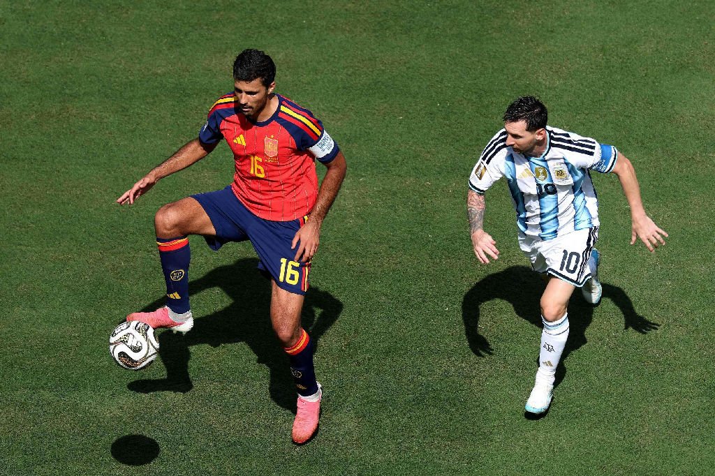 Rodri, cérebro da campeã Espanha, quebra recorde de passes em Copas do Mundo