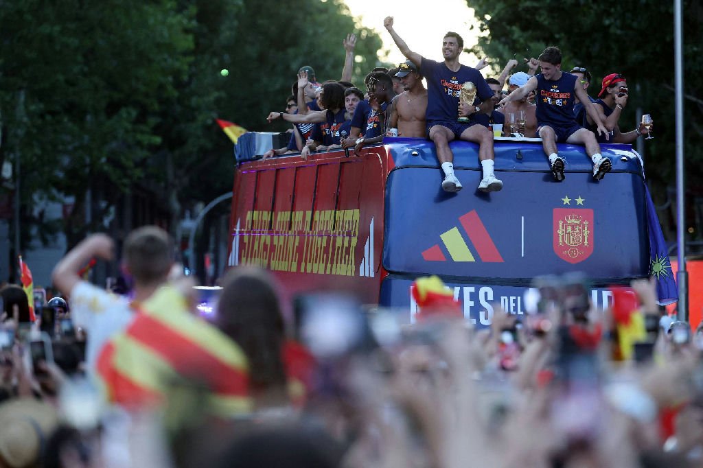 Campeões da Copa do Mundo celebram em Madri com multidão de torcedores