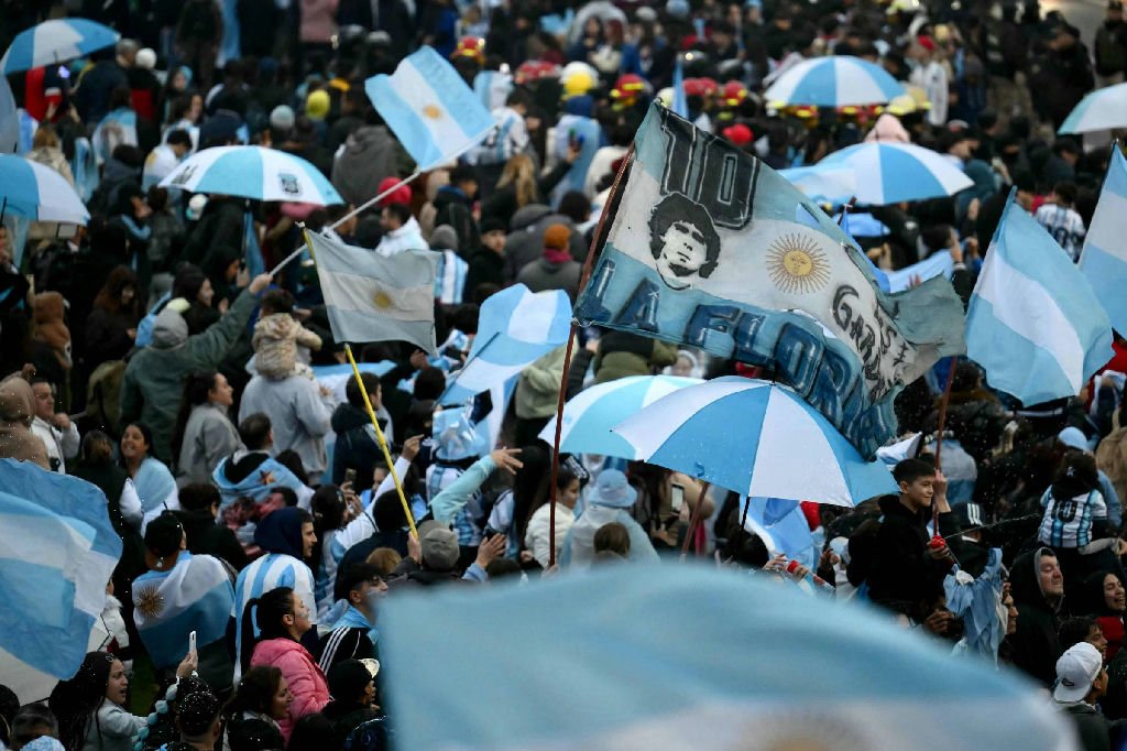 Argentina retorna sem Messi e é recebida com festa pela torcida