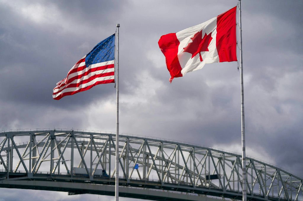 EUA impõem tarifas de 50% sobre produtos canadenses em meio a tensões comerciais