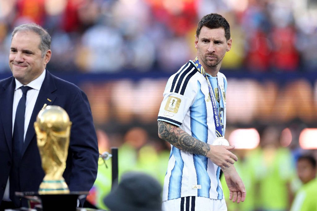 Messi retorna à Argentina para descanso em Rosário após a Copa do Mundo