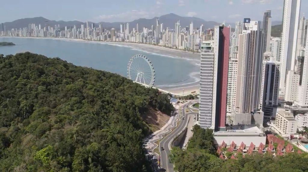 Balneário Camboriú impede arranha-céu de 42 andares para preservar vista icônica