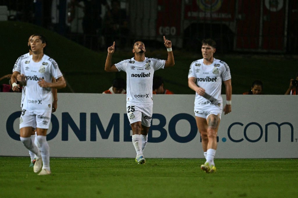 Santos vence Universidad Central em retorno do futebol na Venezuela após terremotos
