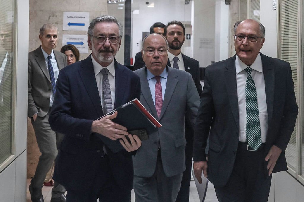 Setores brasileiros enfrentam dupla taxação de 37,5% imposta pelos EUA, alerta ministro da Indústria