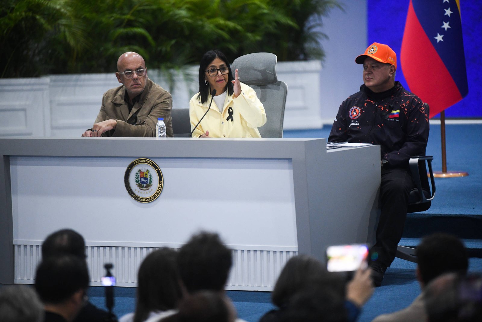 Um mês após terremotos, futuro democrático da Venezuela permanece incerto