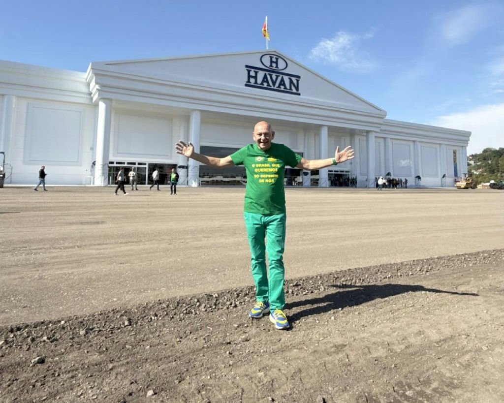 Luciano Hang presenteia pedreiro de SC com prótese de alta tecnologia