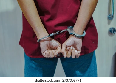Mulher foragida por homicídio é presa ao buscar proteção em delegacia de MT